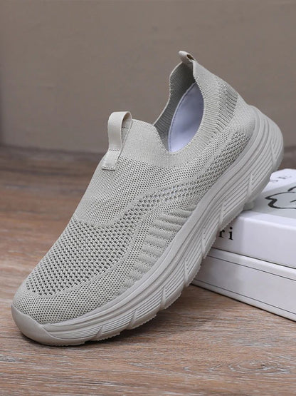 Sapatilhas masculinas leves e respiráveis para corrida e uso casual, com design slip-on, estilo tênis e conforto para treinos de academia.