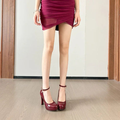 Modelo de salto alto plataforma à prova d'água de sola grossa mostra vestido sexy de couro envernizado preto elegante salto ultra-alto verão grande