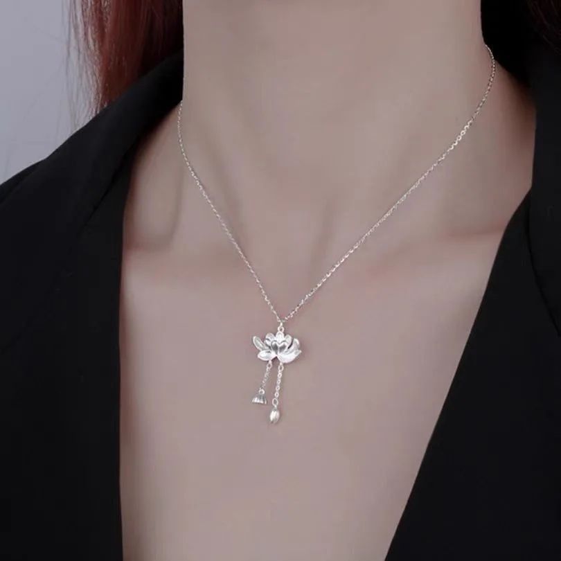 Colar de Borla de Lótus Feminino Novo Popular Amuleto da Sorte Pingente de Lótus Estilo Chinês Elegante Colares de Flores Acessórios de Joias