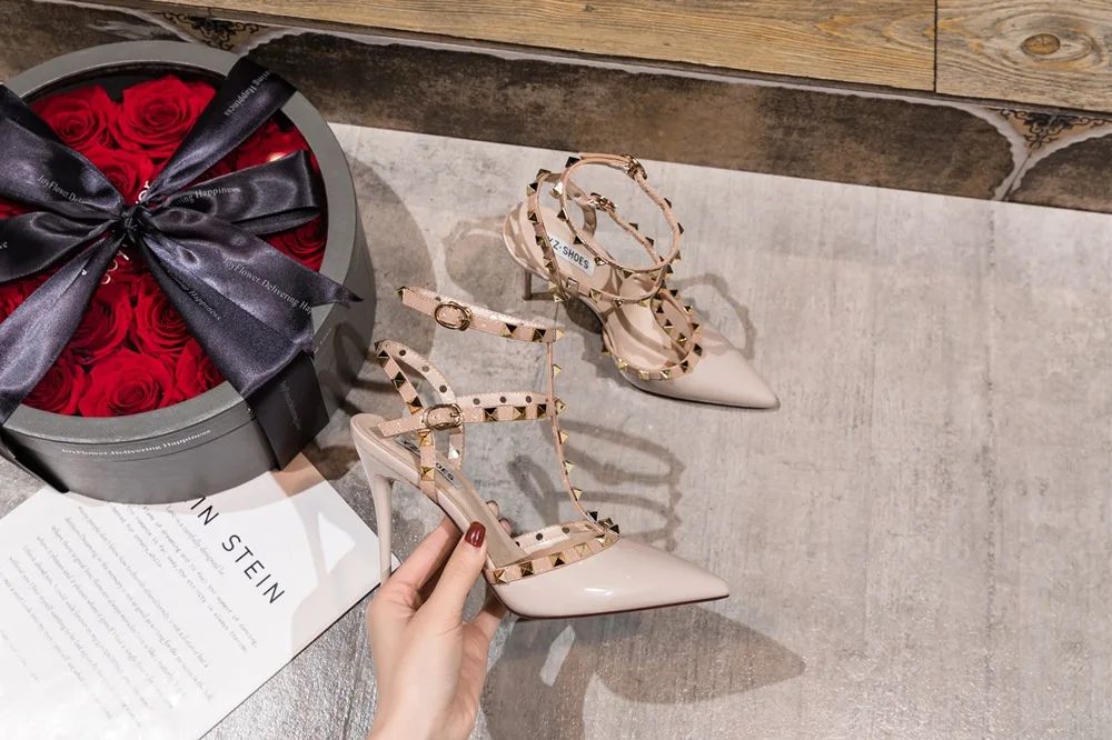 Riveted Nude High Heel Sandals for Women in Summer 2024, New Slim Heeled Pointed Fashion Sexy Back Empty Women's Sandals