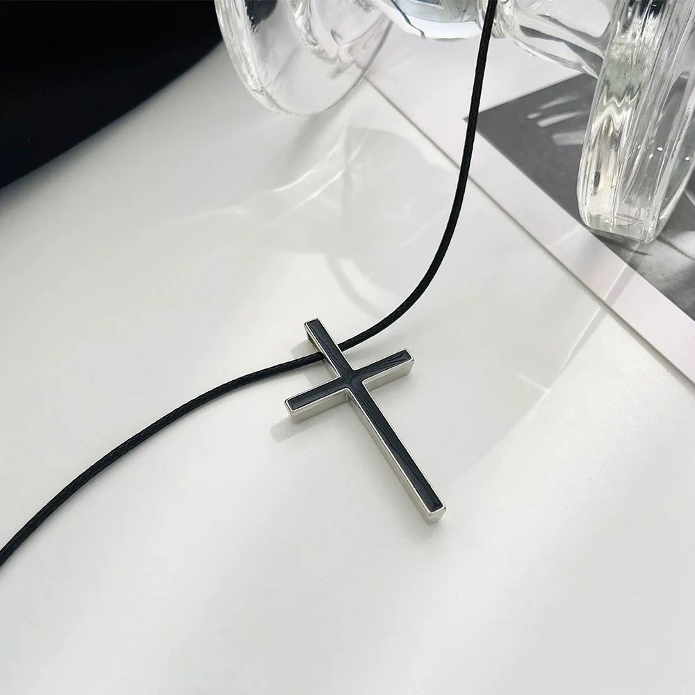 Colar Minimalista Preto e Branco Cruzado com Temperamento de Nicho para Homens e Mulheres, Pingente de Couro de Luxo