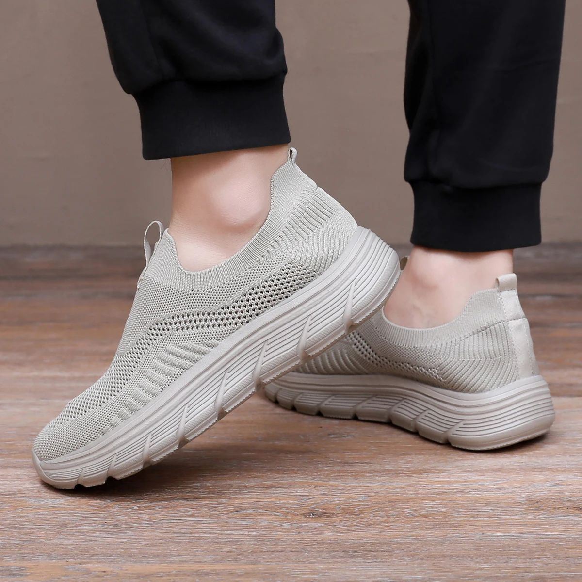 Sapatilhas masculinas leves e respiráveis para corrida e uso casual, com design slip-on, estilo tênis e conforto para treinos de academia.