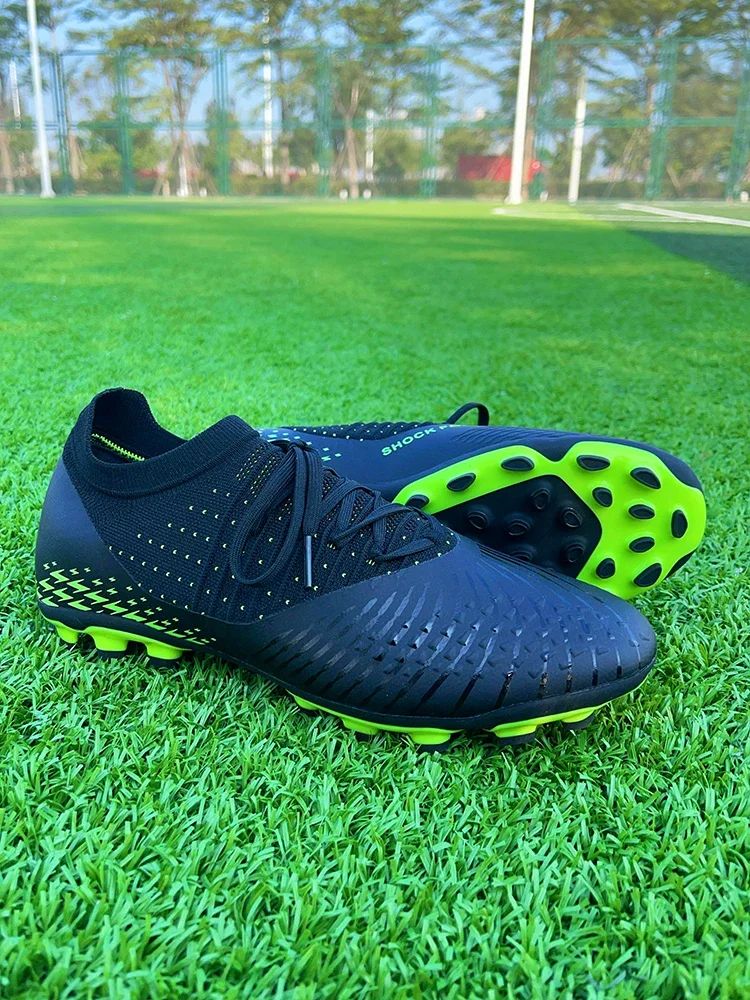 Spiked Comfortable Breathable Competition Soccer Cleats for Training and Matches