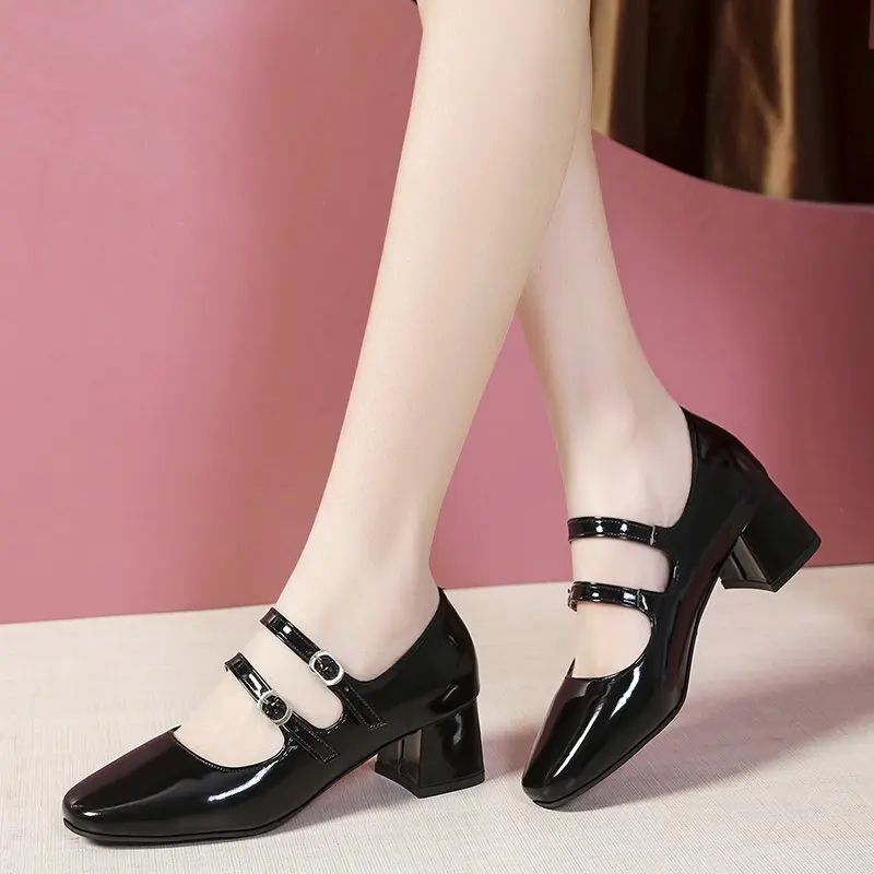 Sapatos Femininos Mary Janes com Fivela Dupla Primavera Outono Sapatos de Vestido em Couro Envernizado Scarpins Salto Alto Sapatos Retrô para Senhoras Preto Vermelho