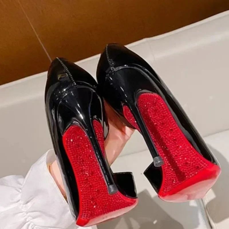 Novos Salto Alto 2025 Sapatos Femininos de Cor Sólida Mais Vendidos Bico Fino Salto Agulha Slip-on Sapatos de Festa Banquete Fashion