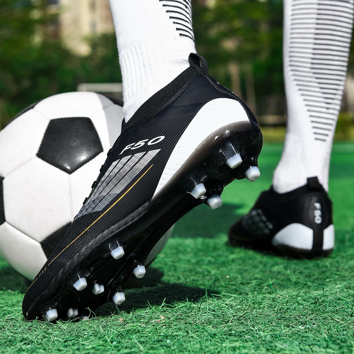 Men Professional Soccer Shoes Society Cleats Outdoor Football Shoes Society Cleats Grass Training Football Field Boots Sneaker