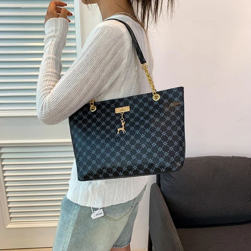 Women Luxury Design New Presbyopic Handbag Large Capacity Handbag Fashion Printing Shoulder Bag Trendy Shopping Bag with pendant