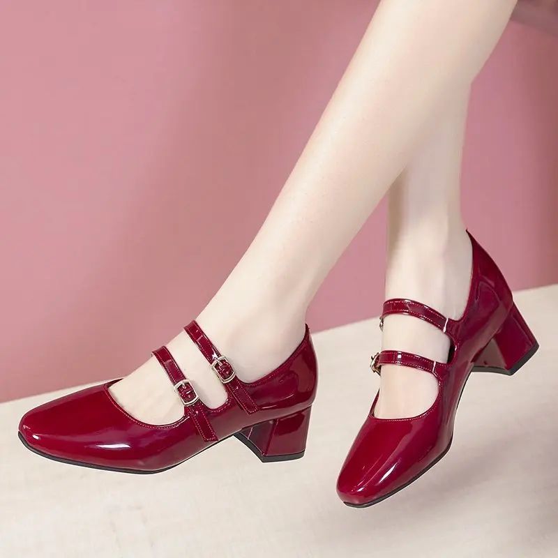 Sapatos Femininos Mary Janes com Fivela Dupla Primavera Outono Sapatos de Vestido em Couro Envernizado Scarpins Salto Alto Sapatos Retrô para Senhoras Preto Vermelho