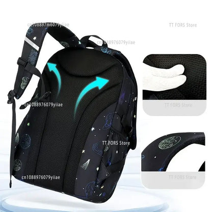 Nova Mochila Escolar Infantil Impermeável Ortopédica para Meninos com Estampa de Céu Estrelado Mochila de Descanso para Alunos do Ensino Fundamental Presente de Aniversário para Crianças
