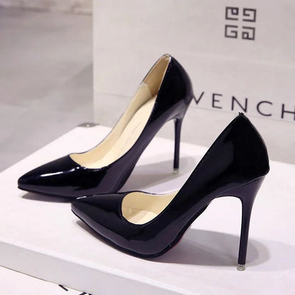 Novos scarpins de salto alto femininos de cor sólida, sapatos de moda femininos de couro envernizado, salto fino e bico fino, sapatos de casamento, tamanho 44