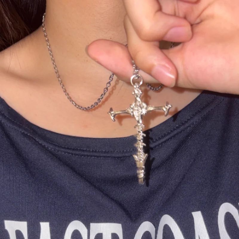 Colar com Pingente de Cruz de Crânio Hip Hop Retrô para Homens e Mulheres Colares com Pingente de Cruz de Osso Estilo Gótico Clássico Escuro