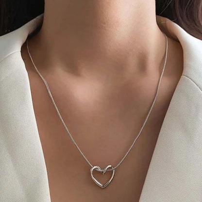 Novo Colar com Pingente de Coração Oco Simples para Mulheres Moda Criativa Geométrico Gargantilha Corrente Colares Joia de Festa Presente