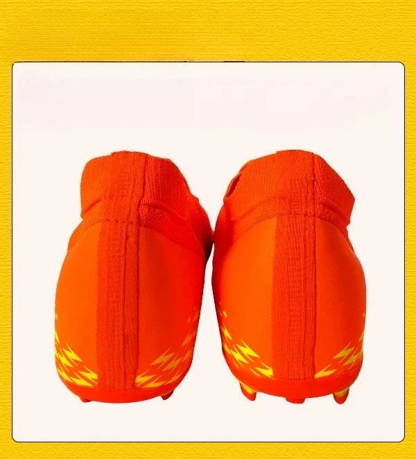 Spiked Comfortable Breathable Competition Soccer Cleats for Training and Matches