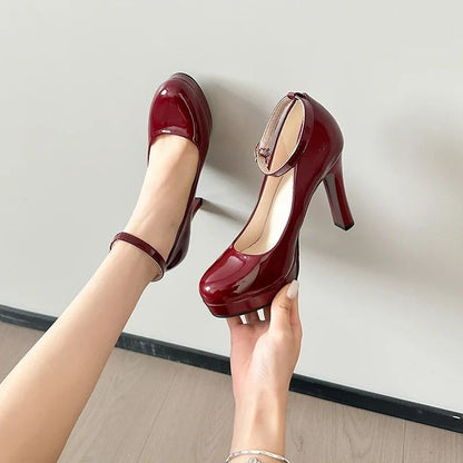 Modelo de salto alto plataforma à prova d'água de sola grossa mostra vestido sexy de couro envernizado preto elegante salto ultra-alto verão grande