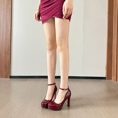 Modelo de salto alto plataforma à prova d'água de sola grossa mostra vestido sexy de couro envernizado preto elegante salto ultra-alto verão grande