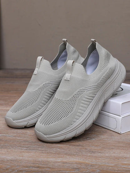 Sapatilhas masculinas leves e respiráveis para corrida e uso casual, com design slip-on, estilo tênis e conforto para treinos de academia.