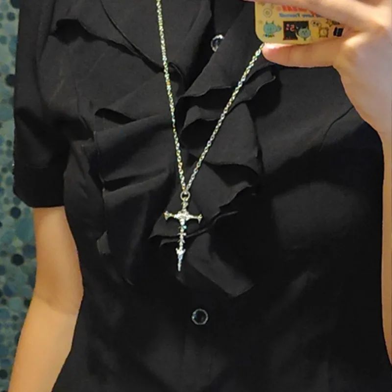 Colar com Pingente de Cruz de Crânio Hip Hop Retrô para Homens e Mulheres Colares com Pingente de Cruz de Osso Estilo Gótico Clássico Escuro