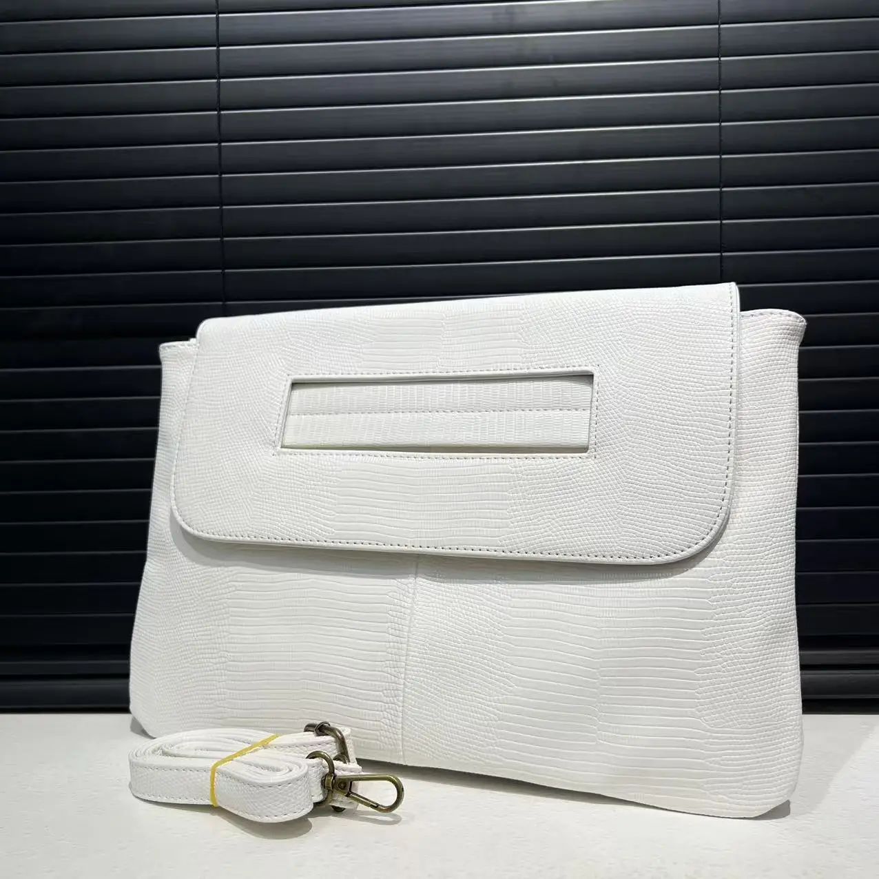 Ladies' fashionable retro snake patterned handbag with high capacity and detachable shoulder strap, single shoulder bag