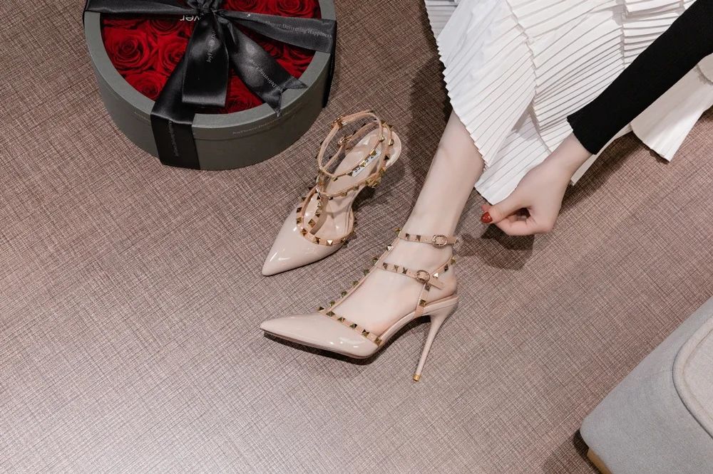 Riveted Nude High Heel Sandals for Women in Summer 2024, New Slim Heeled Pointed Fashion Sexy Back Empty Women's Sandals