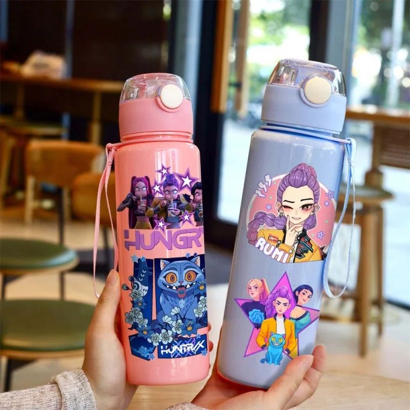 Garrafa de água Kpop Demon Slayer com canudo 700ml Copo de anime de verão para crianças Meninas Meninos Caneca esportiva ao ar livre Acessório de escola e escritório Presente