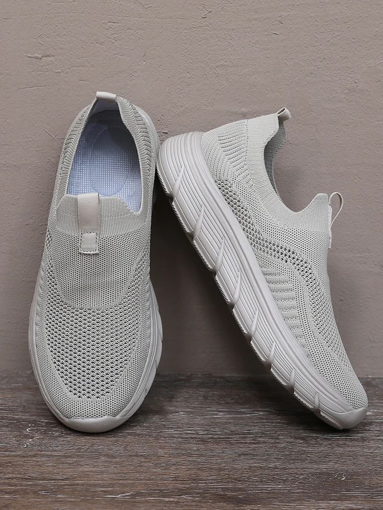 Sapatilhas masculinas leves e respiráveis para corrida e uso casual, com design slip-on, estilo tênis e conforto para treinos de academia.
