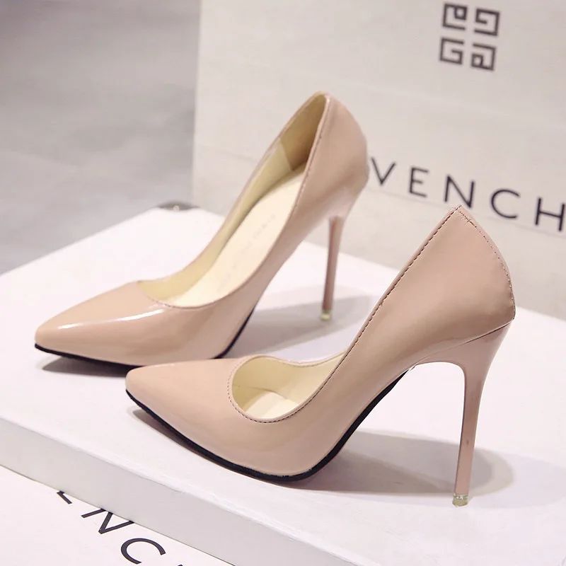 Novos scarpins de salto alto femininos de cor sólida, sapatos de moda femininos de couro envernizado, salto fino e bico fino, sapatos de casamento, tamanho 44