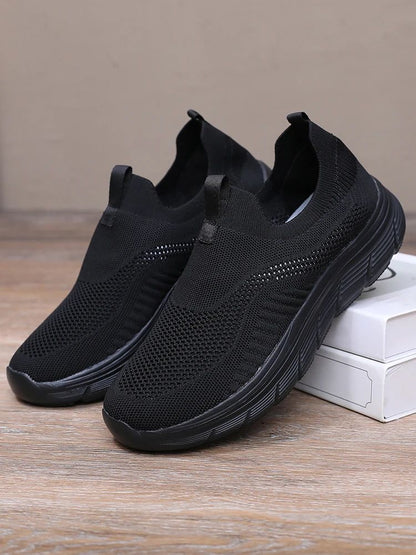 Sapatilhas masculinas leves e respiráveis para corrida e uso casual, com design slip-on, estilo tênis e conforto para treinos de academia.