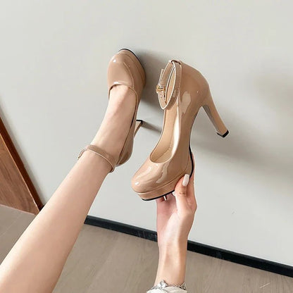 Modelo de salto alto plataforma à prova d'água de sola grossa mostra vestido sexy de couro envernizado preto elegante salto ultra-alto verão grande