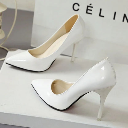 Novos scarpins de salto alto femininos de cor sólida, sapatos de moda femininos de couro envernizado, salto fino e bico fino, sapatos de casamento, tamanho 44