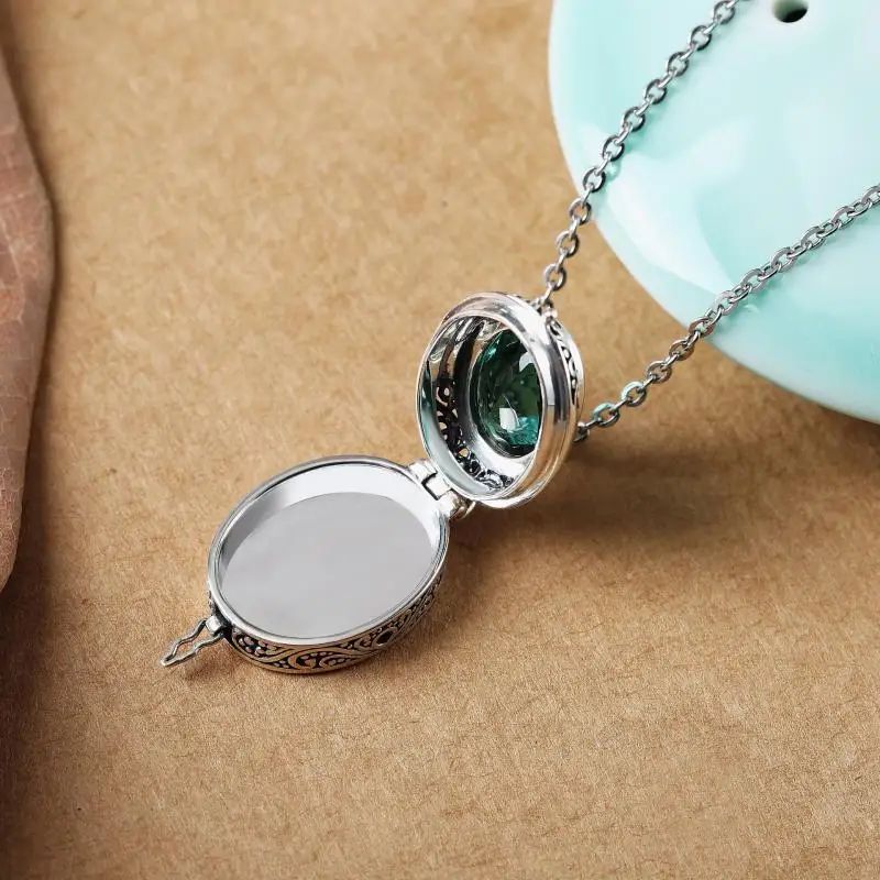 Fashion Vintage Style Green Crystal Pendant Retro Carved Gawu Can Open Photo Box Openable Style Pendant Necklace for Women Men