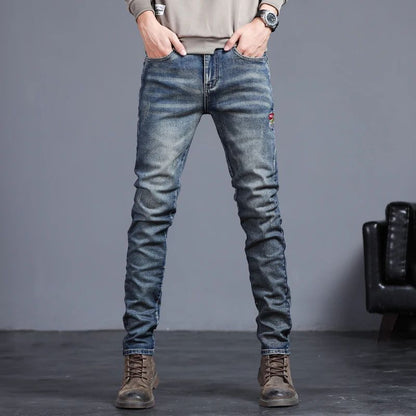 Novas Calças Jeans Masculinas Vintage Coreanas da Moda Slim com Pés Pequenos Bordados Calças Elásticas Masculinas de Sarja Streetwear