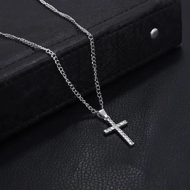 Colar Gargantilha com Pingente Cruz de Aço Inoxidável com Zircônia para Mulheres Homens Design Personalizado Hip Hop Popular Joias de Festa Presentes