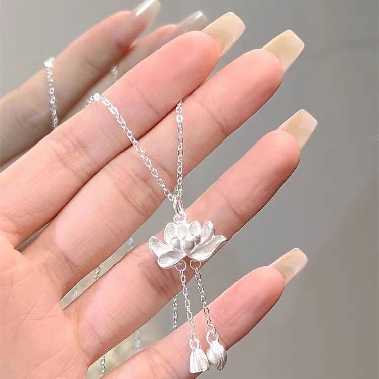 Colar de Borla de Lótus Feminino Novo Popular Amuleto da Sorte Pingente de Lótus Estilo Chinês Elegante Colares de Flores Acessórios de Joias