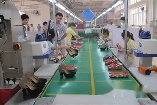 Women Clogs Jelly Sandals Home Non-slip Summer Hole Shoes Female Flat Slippers Plastic Female Girls EVA Garden Shoes