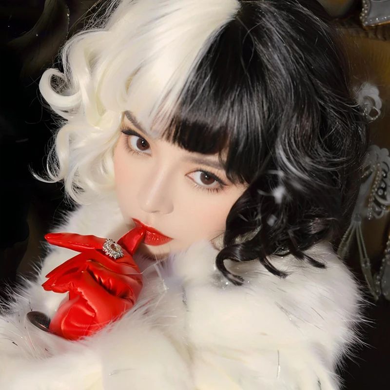 Peruca de cabelo sintético de cosplay da Cruella metade preta e metade branca de 30 cm, curta e encaracolada, para Halloween, festa diária, com franja