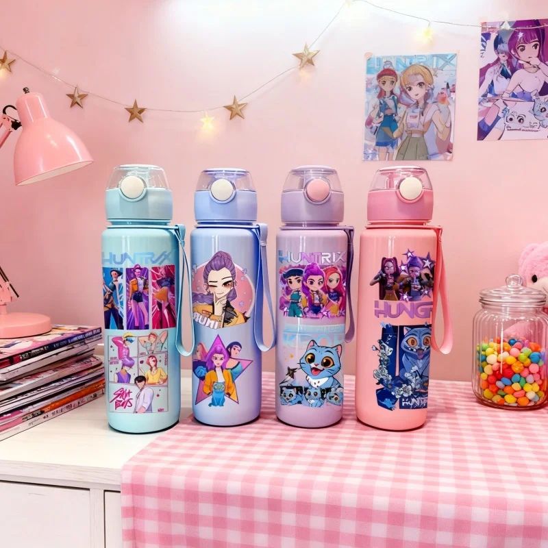 Garrafa de água Kpop Demon Slayer com canudo 700ml Copo de anime de verão para crianças Meninas Meninos Caneca esportiva ao ar livre Acessório de escola e escritório Presente