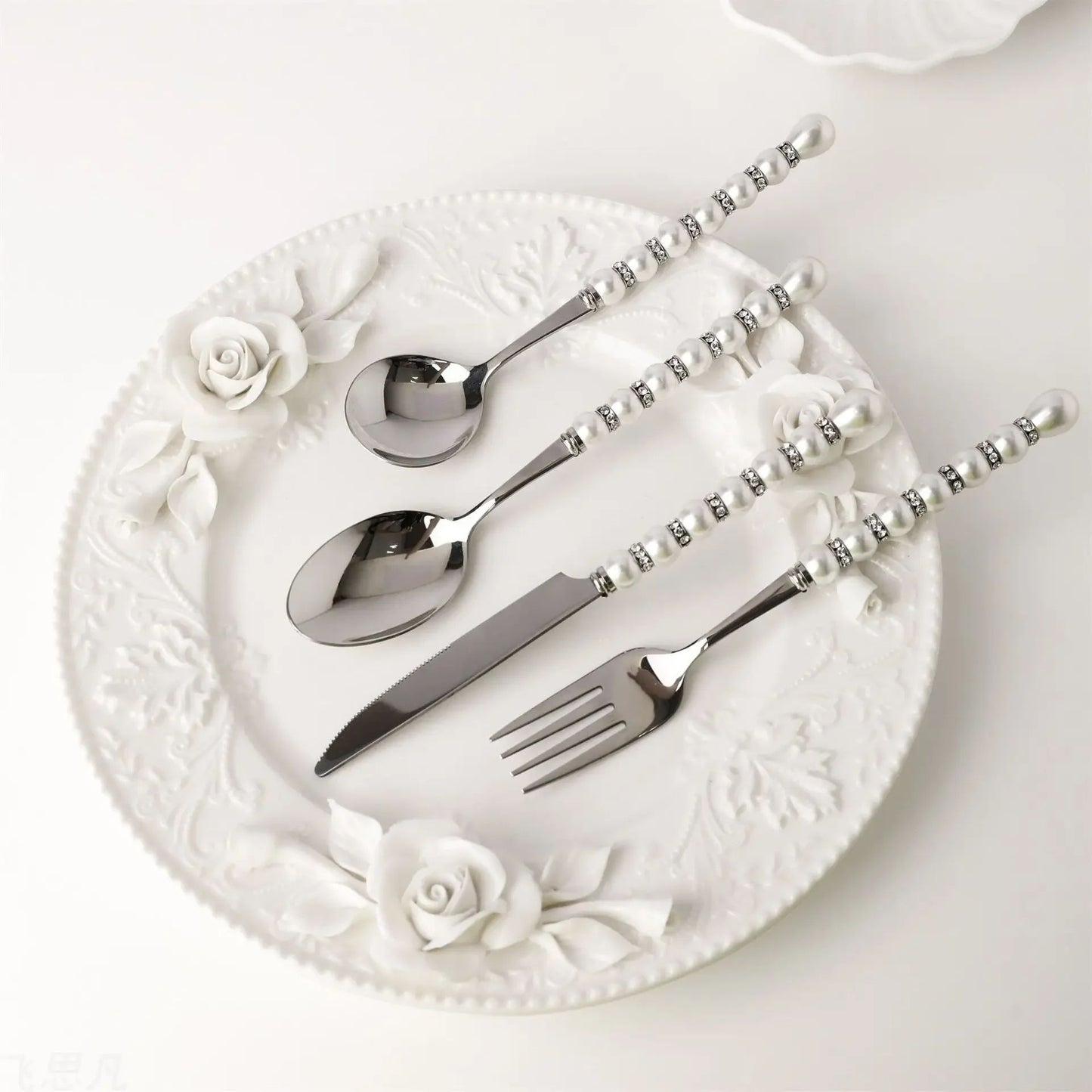 Conjunto de talheres luxuosos de aço inoxidável 304 com colher, garfo e faca, talheres com pérolas e diamantes, caixa de presente, utensílios para casa, cozinha e casamento