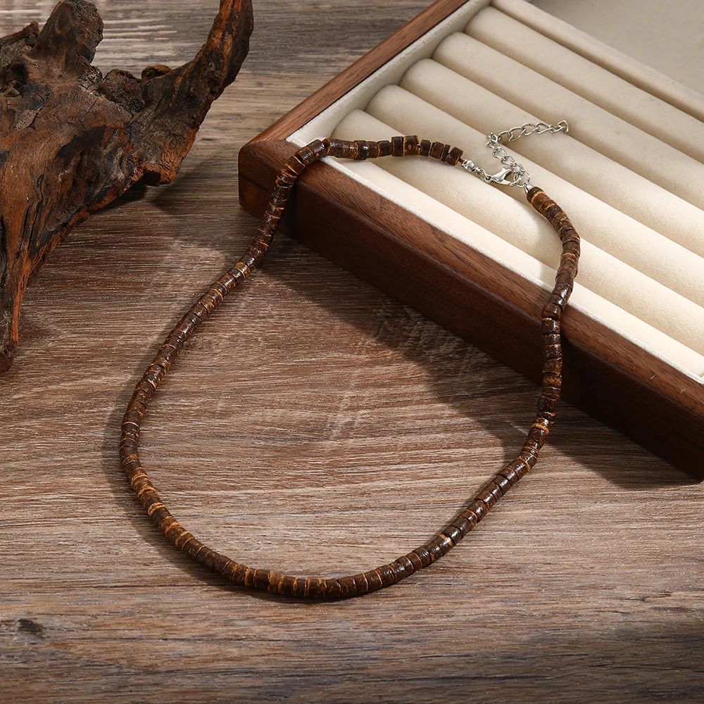 Colar Masculino Artesanal de Contas de Madeira e Argila Colar Fashion Vintage Africano de Contas Brancas para Homens Colar de Surfista de Praia Joias Tribais