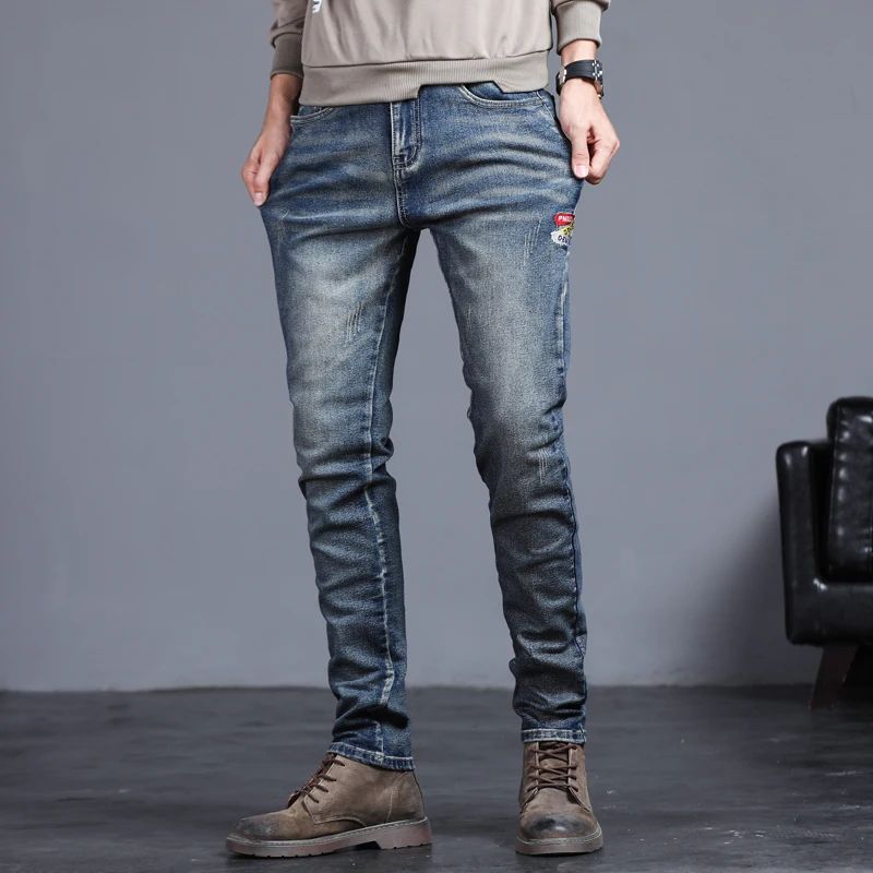 Novas Calças Jeans Masculinas Vintage Coreanas da Moda Slim com Pés Pequenos Bordados Calças Elásticas Masculinas de Sarja Streetwear