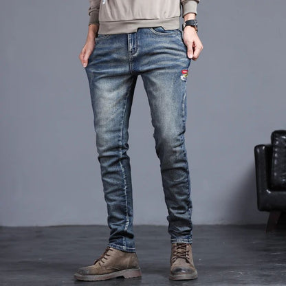 Novas Calças Jeans Masculinas Vintage Coreanas da Moda Slim com Pés Pequenos Bordados Calças Elásticas Masculinas de Sarja Streetwear
