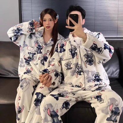 Conjunto de Pijama de Pelúcia para Casal 2 Peças Lindo Disney Stitch Anime Homem Mulher Roupa de Casa Calça de Manga Comprida Inverno Desenho Animado Roupa de Dormir Grossa