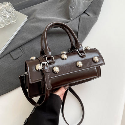 Bolsa de Ombro Pequena Retrô com Rebites de Couro PU LEFTSIDE para Mulheres Tendência 2025 Bolsas de Mão de Luxo Y2K e Bolsas Transversais Femininas