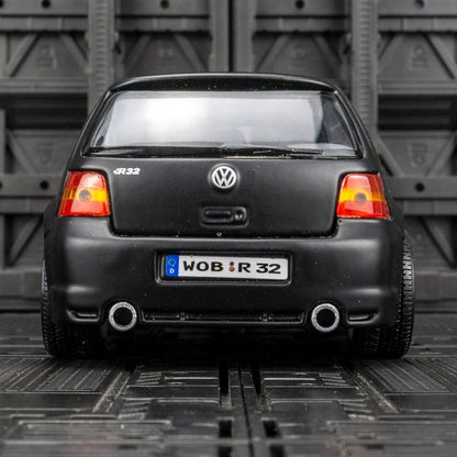 Maisto 1:24 Volkswagen Golf R32 modelo de carro em liga de metal, enfeites de coleção, brinquedos estáticos adequados para presentes de namorado.
