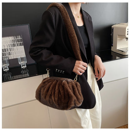 Elegant Wrinkled Cloud Clutch Bag Faux Fur Shell Shoulder Crossbody Bag Women Stylish Pillow Bag Guangzhou High Quality Bag