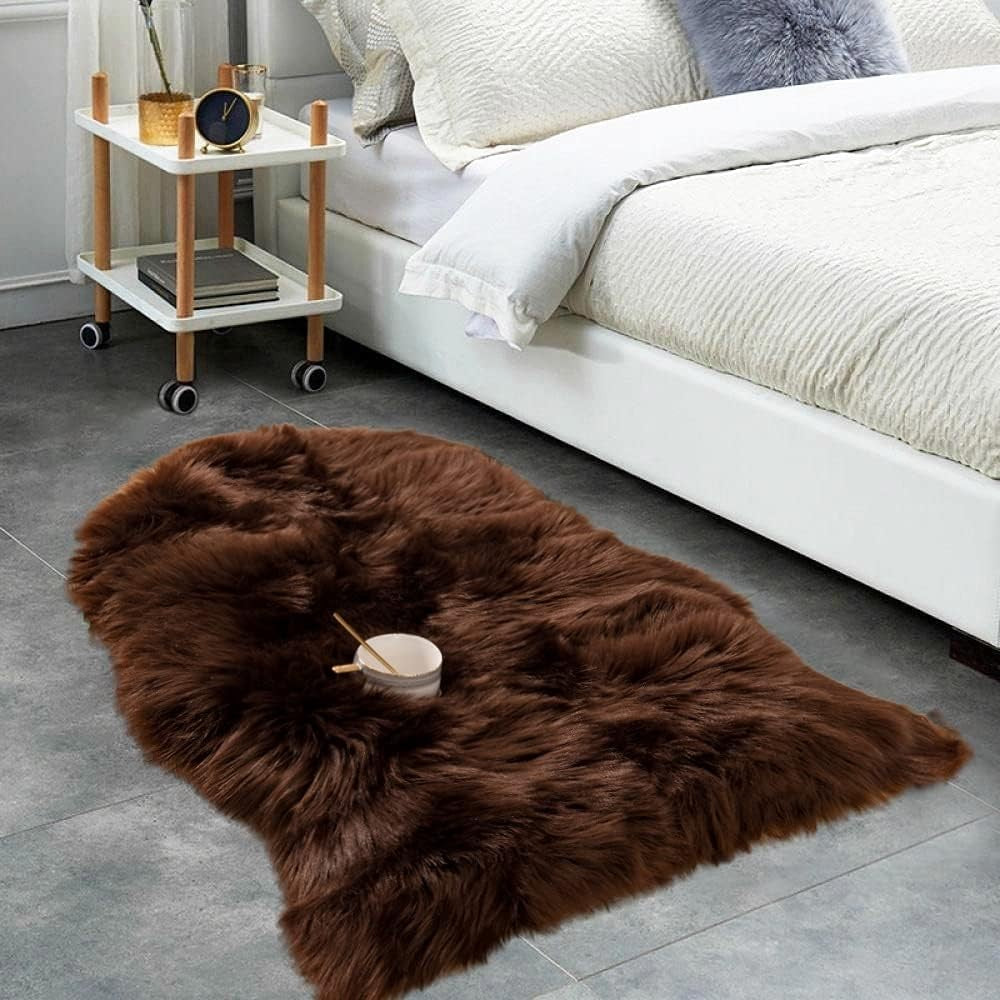 Soft Shaggy Faux Fur Rug Non-Slip Floor Mat 60x90CM Extra Thick Plush Bedroom Rug for Living Room Warm Carpet Machine Washable