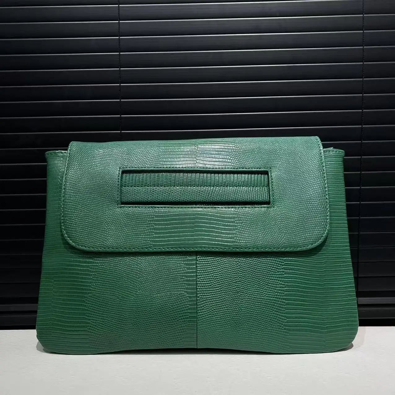 Ladies' fashionable retro snake patterned handbag with high capacity and detachable shoulder strap, single shoulder bag