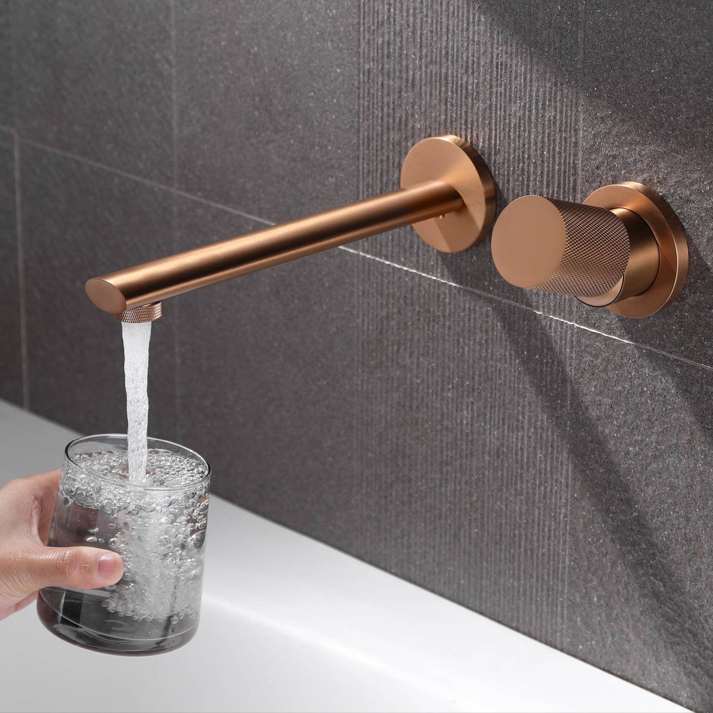 Torneira de banheiro de luxo, preta, de latão, montada na parede, com alavanca única e design moderno de 2 furos para pia de água quente e fria