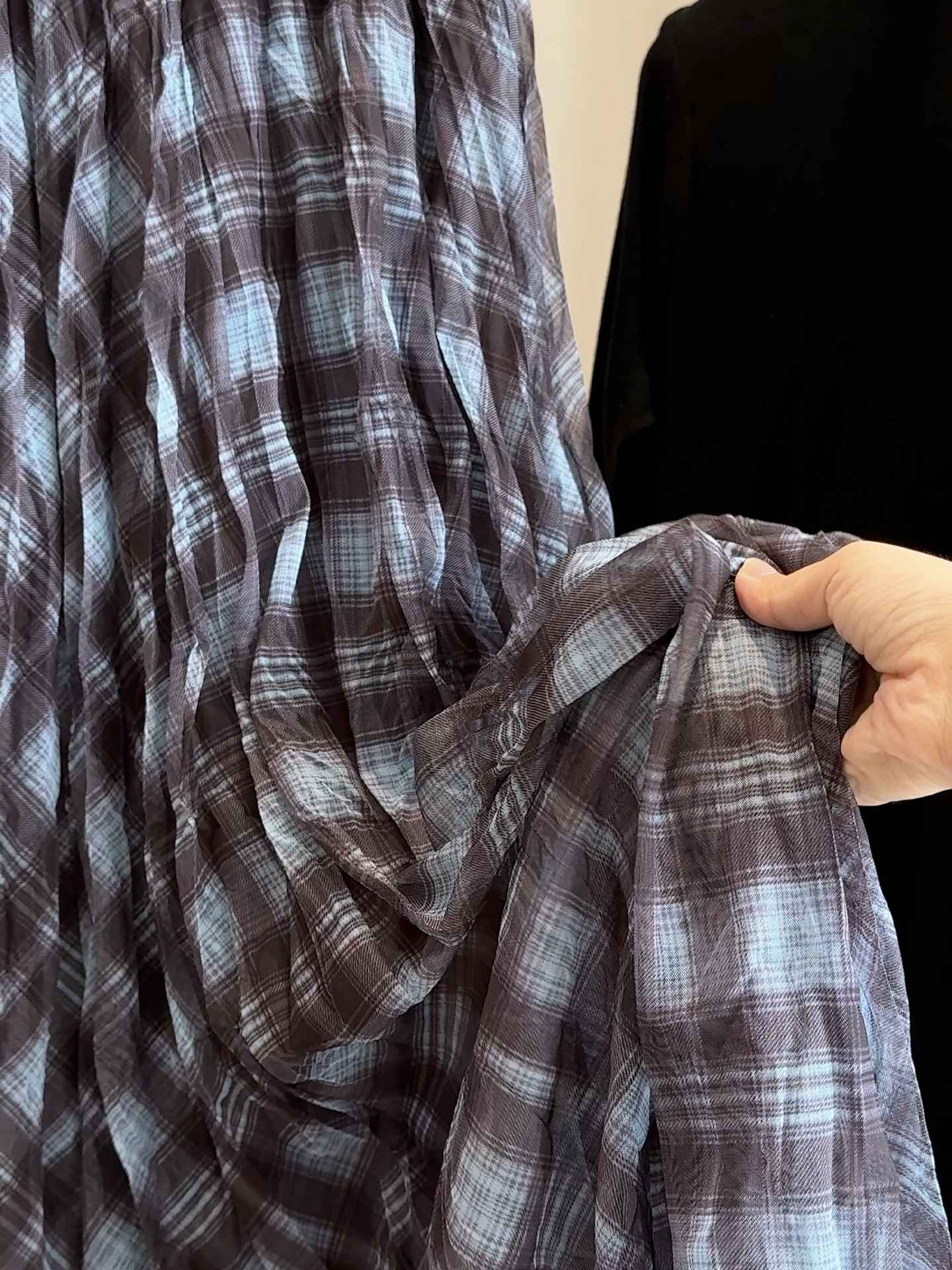 Mesh splicing color blocking plaid midi skirt for women in autumn 2025, new high waisted drape pleated loose umbrella skirt