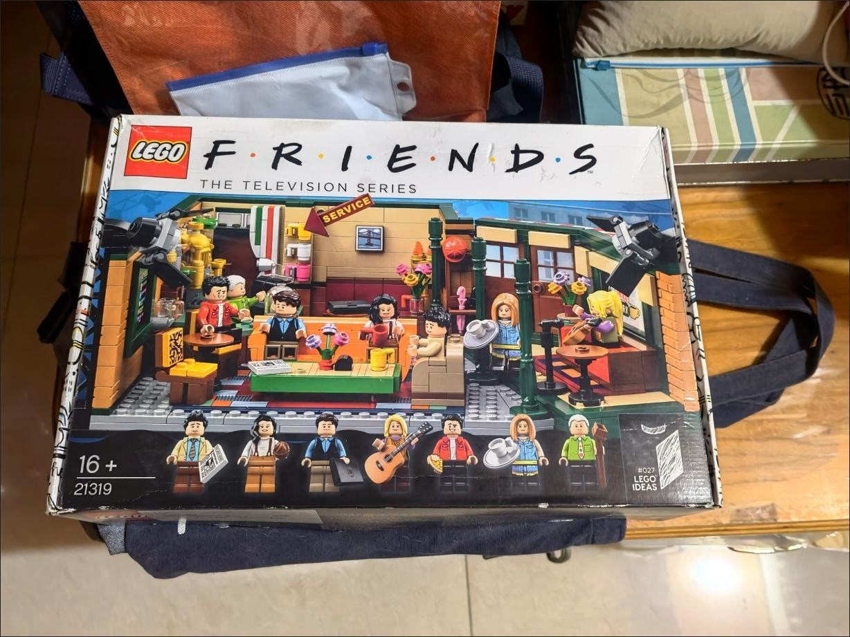 Blocos de Montar LEGO Friends Ideas Central Perk 7 Minifiguras Novas de Setembro de 2019 Brinquedo Presente de Aniversário Natal 21319 1070 Peças