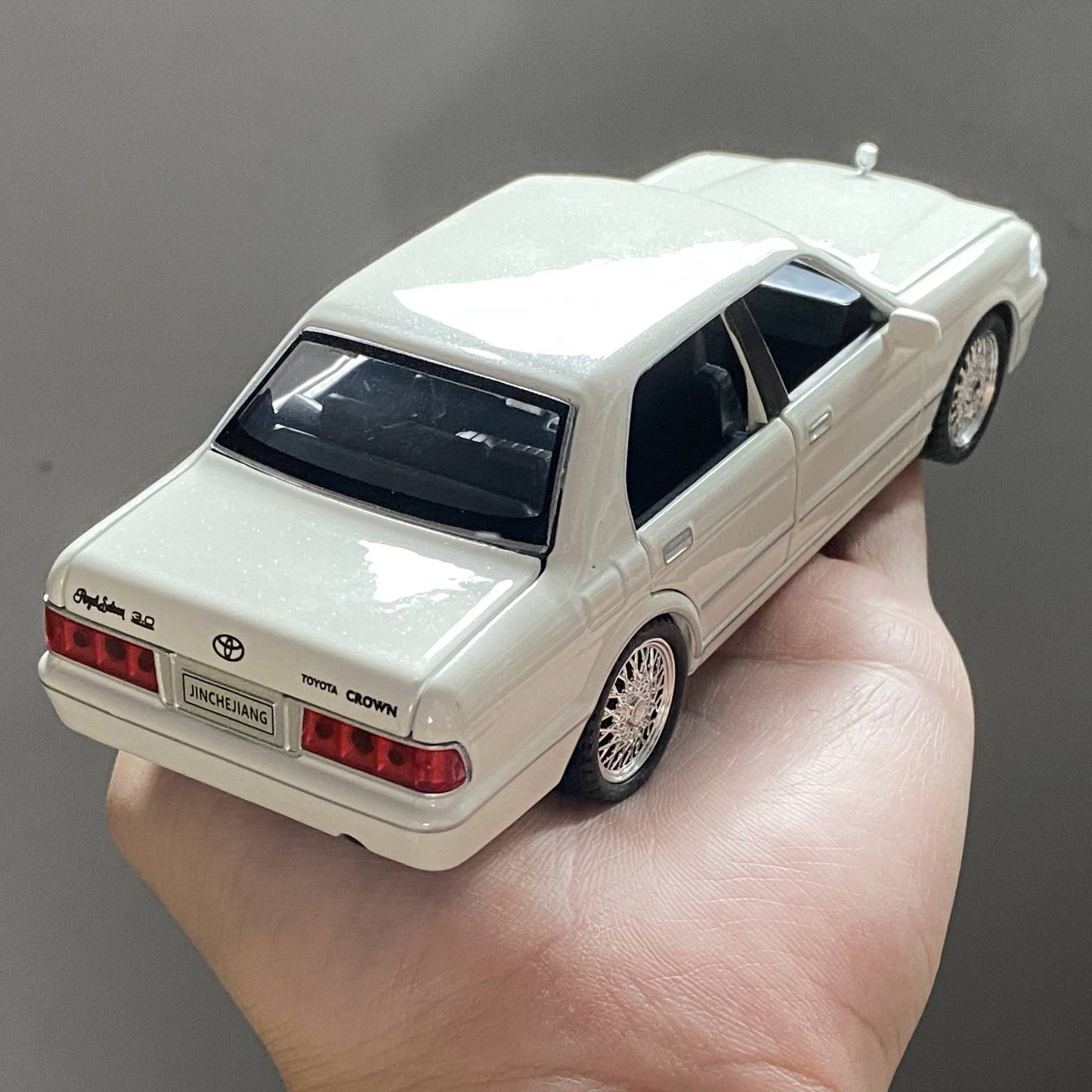 1:32 Toyota Crown Royal Clássico Veículo Liga Fundida Carro de Brinquedo Infantil Modelo Miniatura Coleção Hobbies de Férias